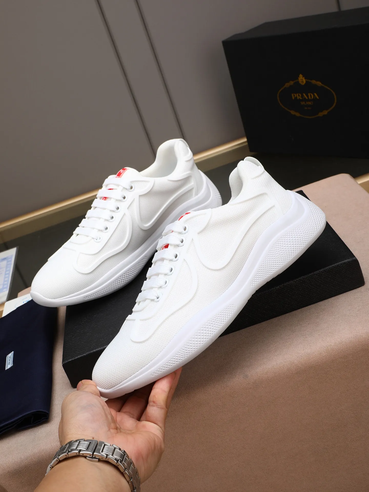Men's shoes 💰400 PRADA/Prada men's lace-up casual sports shoes, the upper is made of imported rubber and breathable mesh. It is soft, comfortable and breathable. The tongue is decorated with the PRADA brand letter logo. The thick rubber sole echoes the red label tongue. The style is fashionable and elegant. The details are carefully crafted. A casual sports shoe with a super western style and excellent breathability!  Size: 38-44 (45 46 customized)